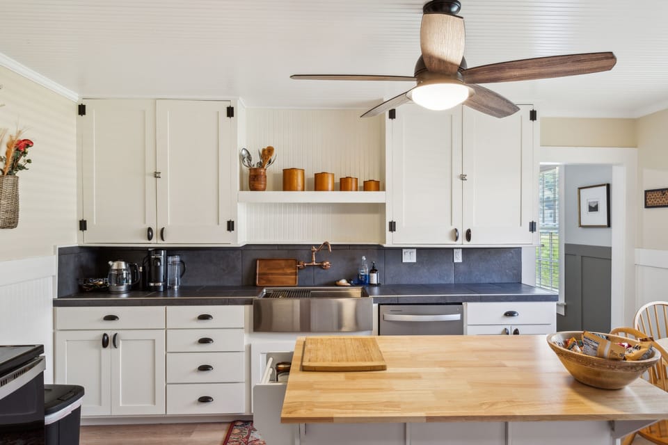 House, 2 Bedrooms | Private kitchen | Coffee/tea maker, fridge, oven, electric kettle