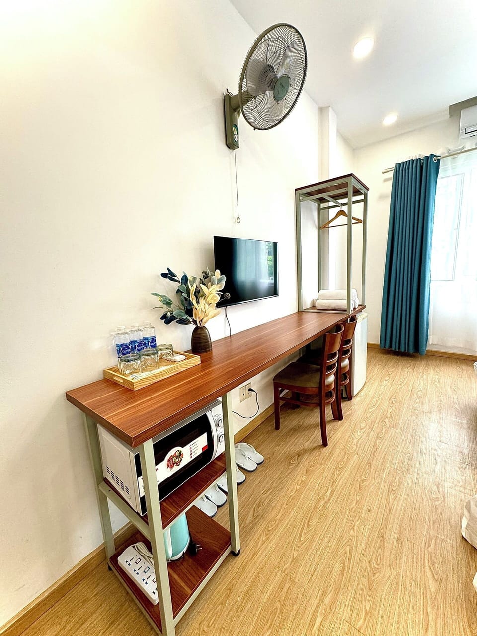 Deluxe Triple Room, Private Bathroom, City View | In-room dining