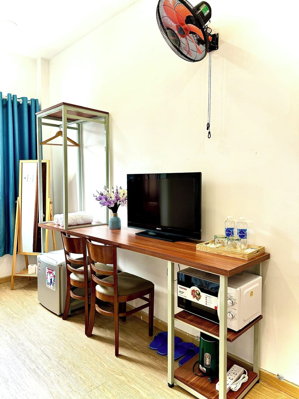 Economy Double Room, 1 Queen Bed, Private Bathroom, City View | In-room dining