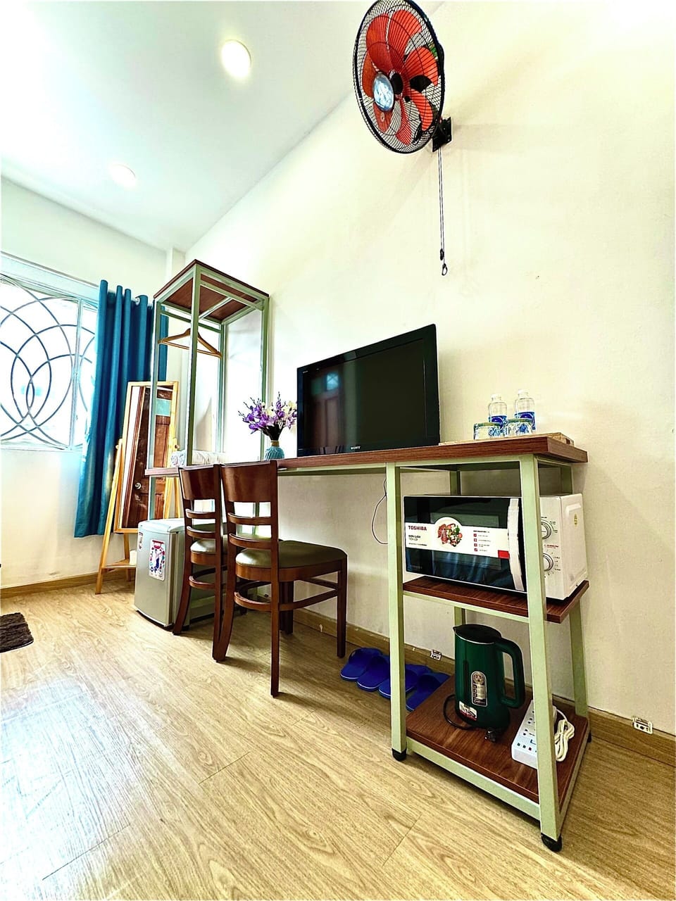 Economy Double Room, 1 Queen Bed, Private Bathroom, City View | In-room dining