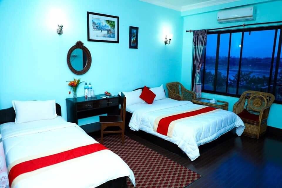 Desk, laptop workspace, iron/ironing board, free WiFi