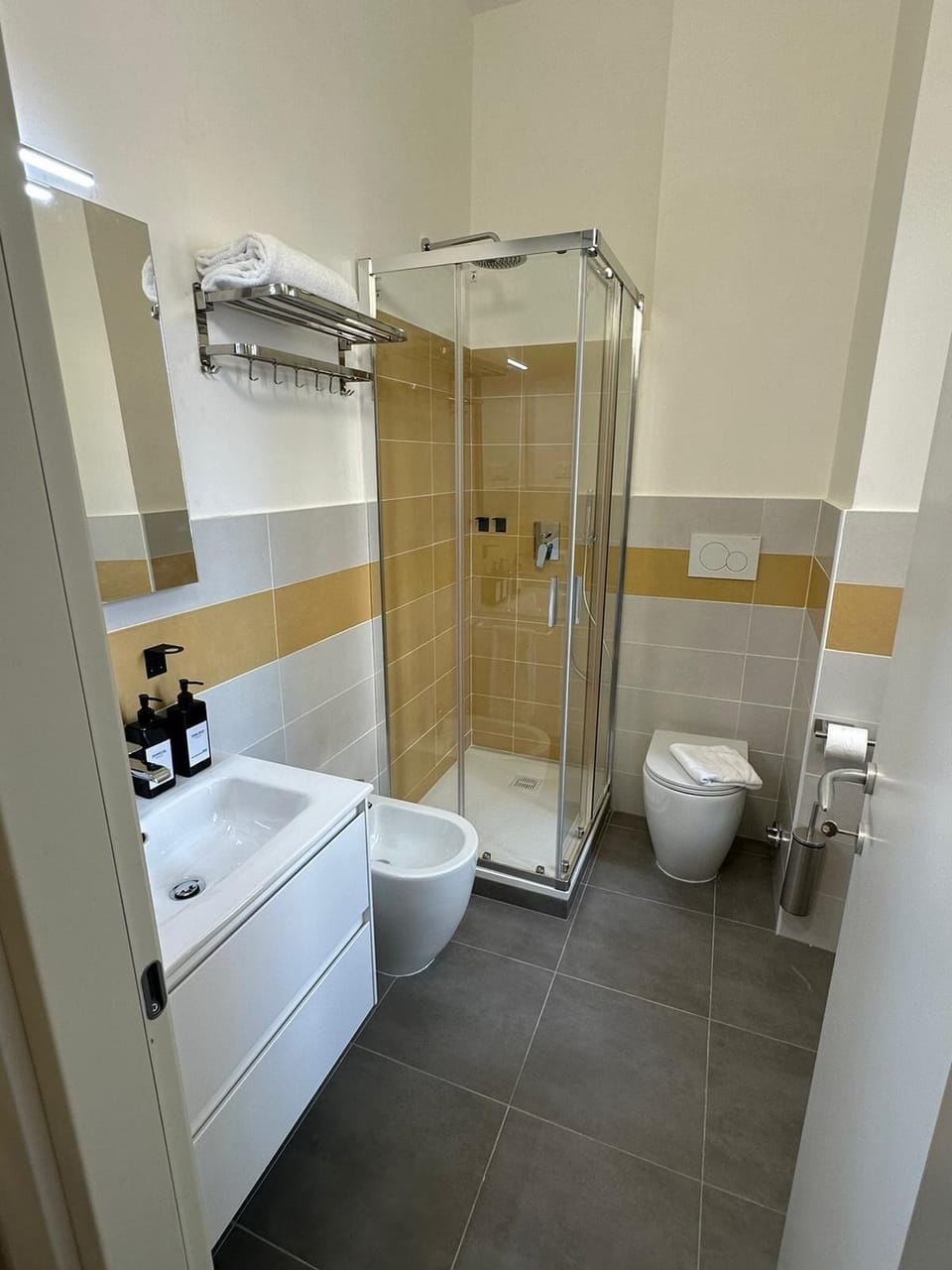 Comfort Double Room, 1 Queen Bed, Non Smoking, Private Bathroom | Bathroom | Shower, free toiletries, hair dryer, towels