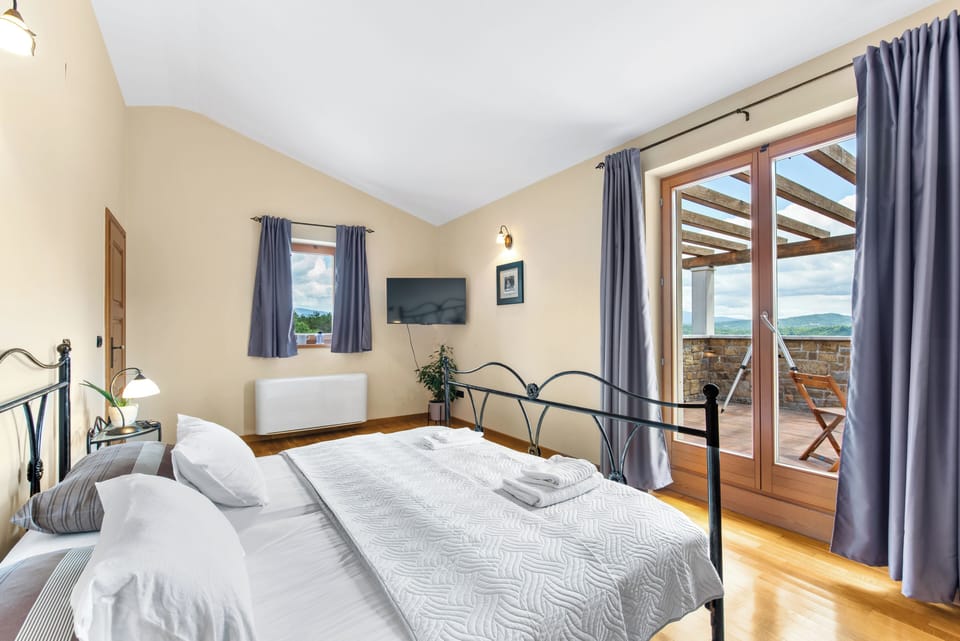 3 bedrooms, soundproofing, free WiFi, bed sheets