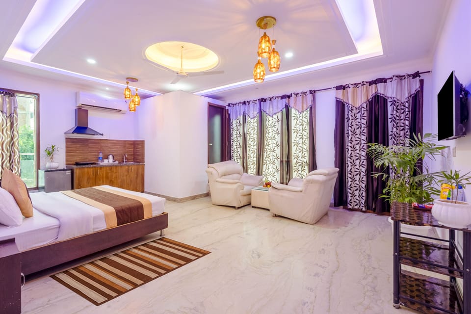 Suite Room with Balcony + Sofa | Desk, blackout drapes, soundproofing, iron/ironing board