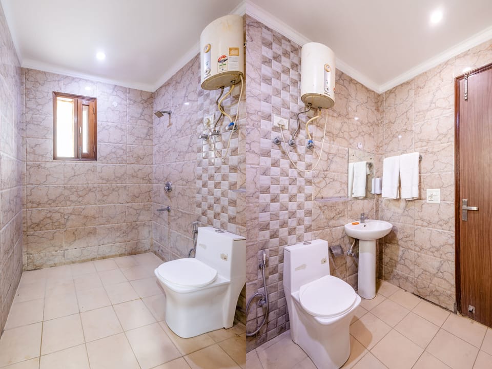 Deluxe Room with Balcony | Bathroom | Shower, towels, toilet paper