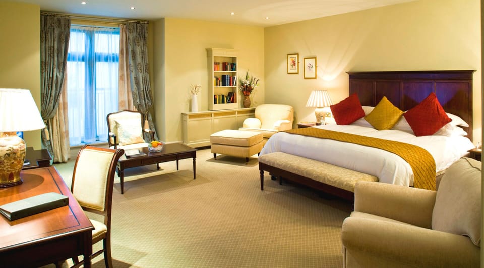 Premium bedding, in-room safe, iron/ironing board, free WiFi