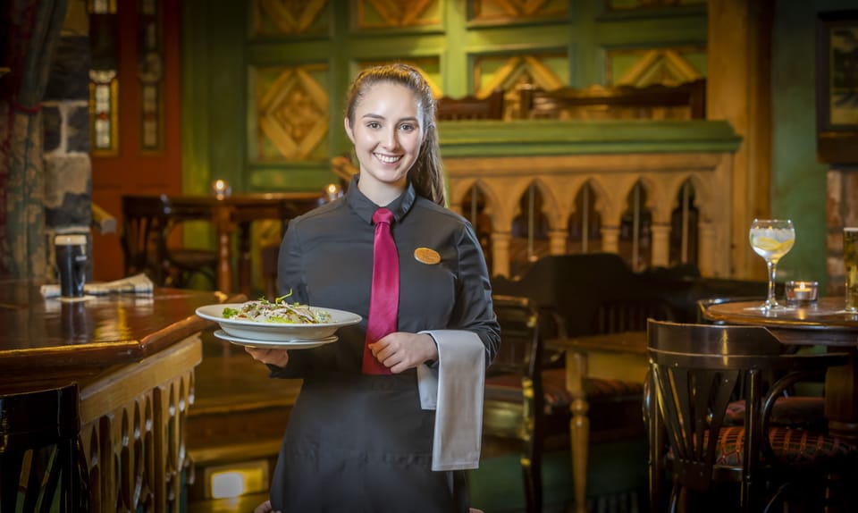 Serves lunch, dinner, and brunch