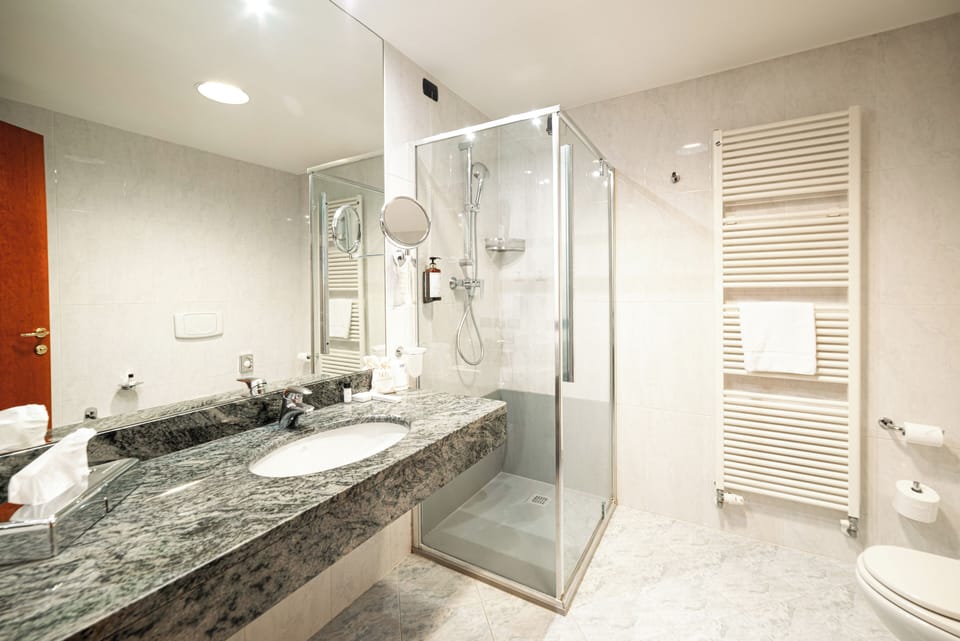 Superior Double Room | Bathroom | Hair dryer, slippers, bidet, towels