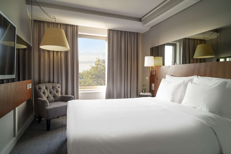 Standard Room | Minibar, in-room safe, desk, blackout drapes