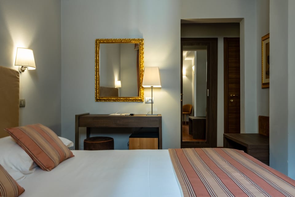 Comfort Room | In-room safe, desk, free WiFi