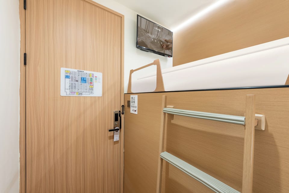 Z Scenic - Single Occupancy (Upper bunk) (Shared bathroom)(No window) | Laptop workspace, free WiFi