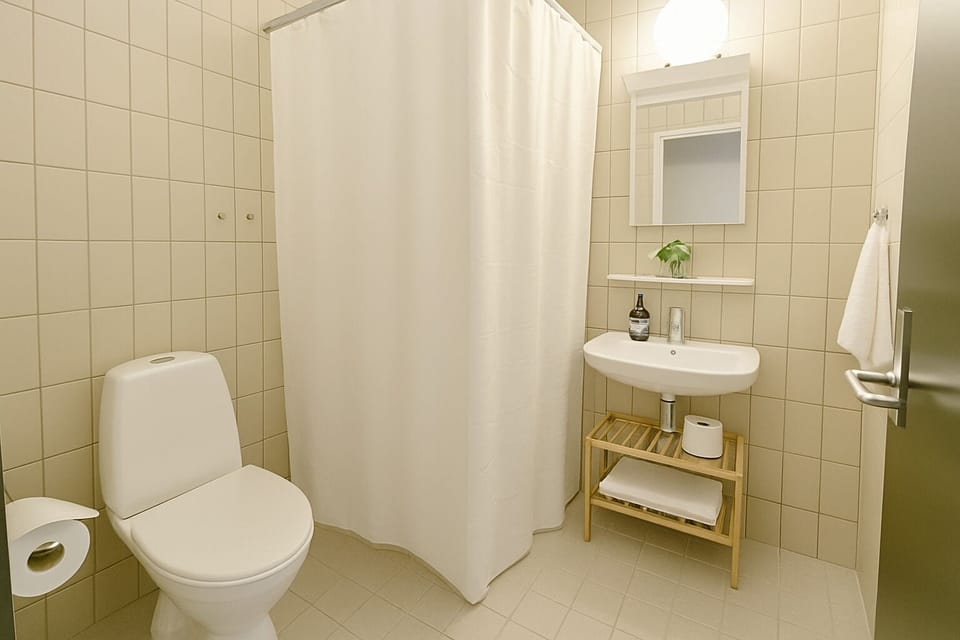 Premium bedding, desk, blackout drapes, free WiFi