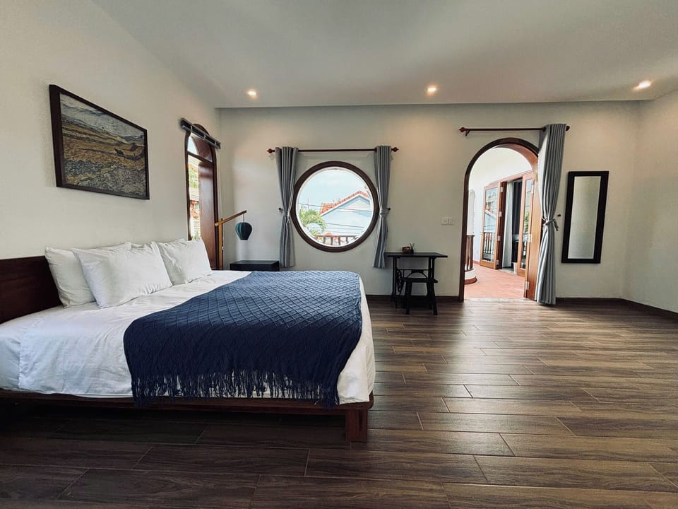 Premium bedding, desk, WiFi (free), bed sheets