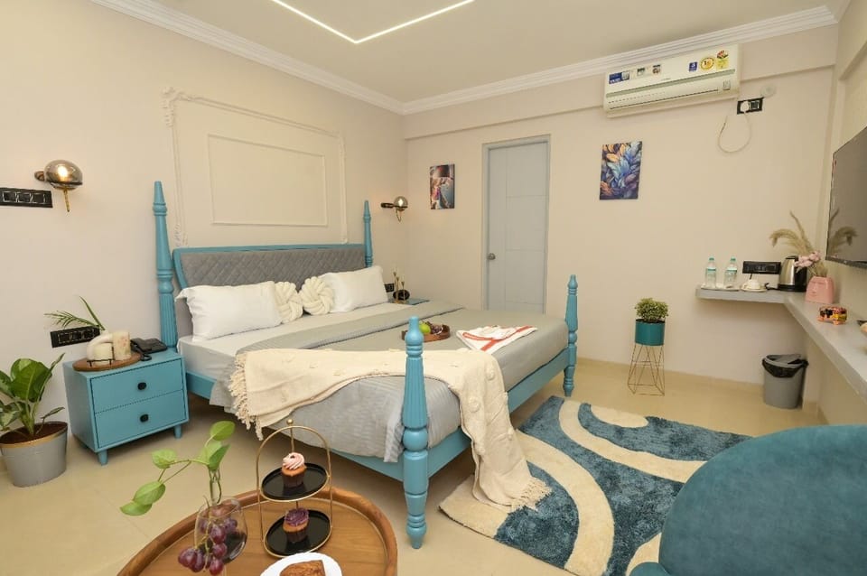 Royal Studio | Individually decorated, individually furnished, desk, laptop workspace