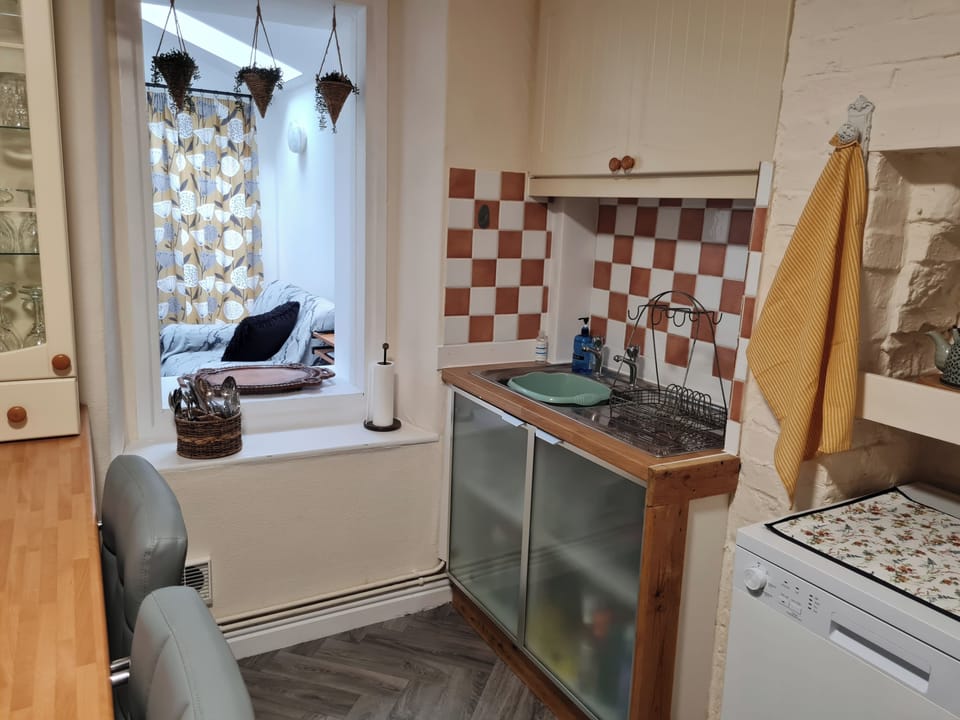 Cottage | Private kitchen | Fridge, microwave, oven, stovetop