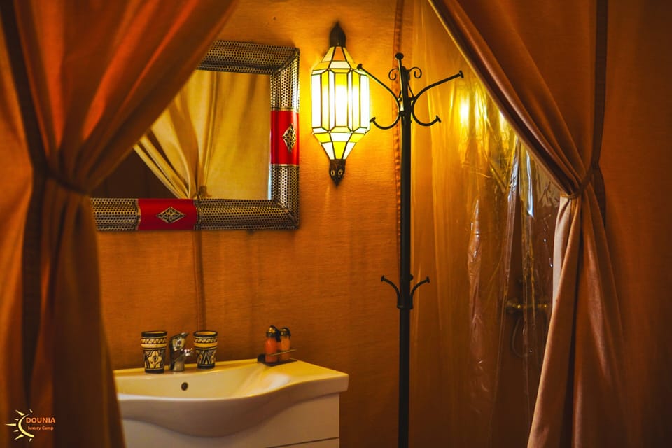 Deluxe Twin Room, Desert View | Bathroom | Shower, hydromassage showerhead, towels, soap