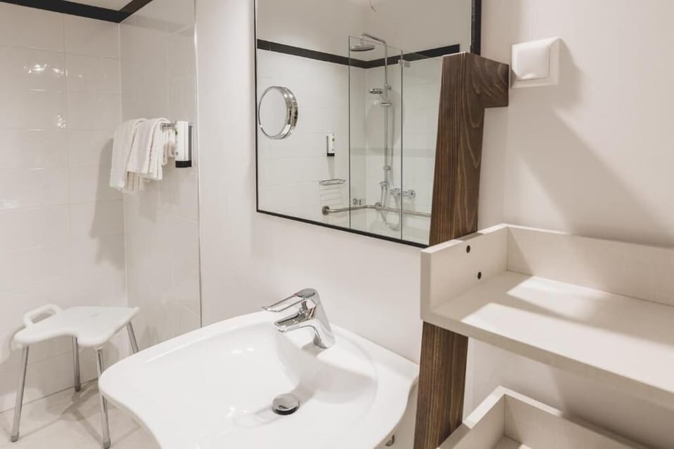 Classic Double Room | Bathroom | Shower, hair dryer, towels, soap