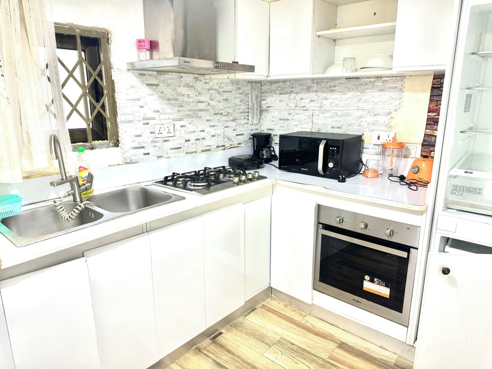 Full-size fridge, microwave, oven, stovetop
