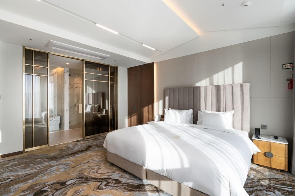 Minibar (some free items), in-room safe, blackout drapes