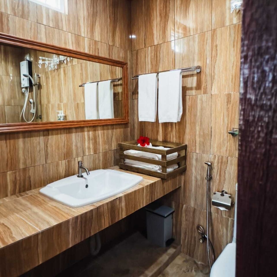 Deluxe Double or Twin Room | Bathroom | Shower, free toiletries