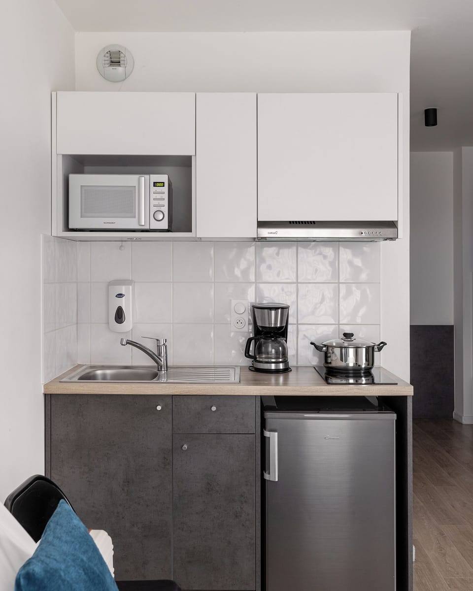 Standard Double Room | Private kitchen | Mini-fridge, stovetop, cookware/dishes/utensils