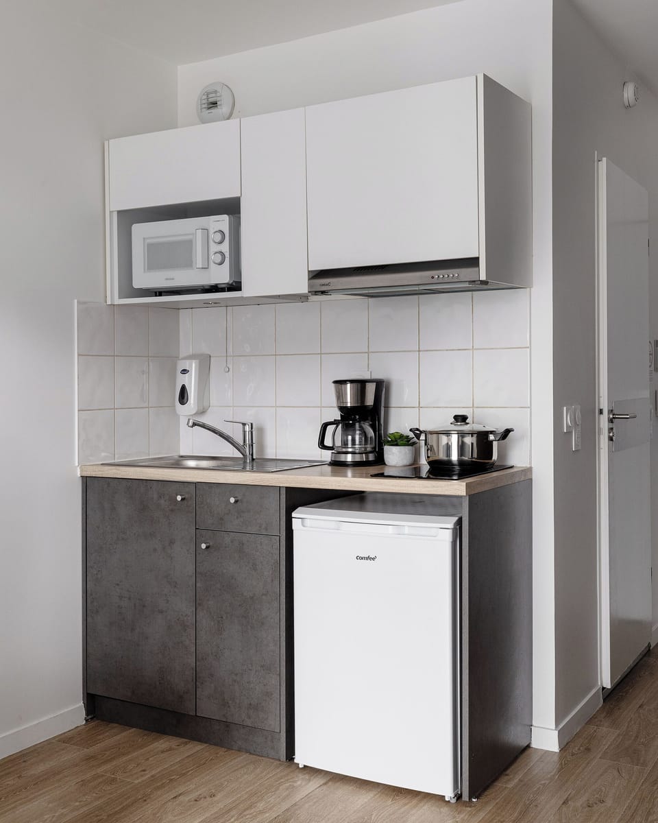 Standard Twin Room | Private kitchen | Mini-fridge, stovetop, cookware/dishes/utensils