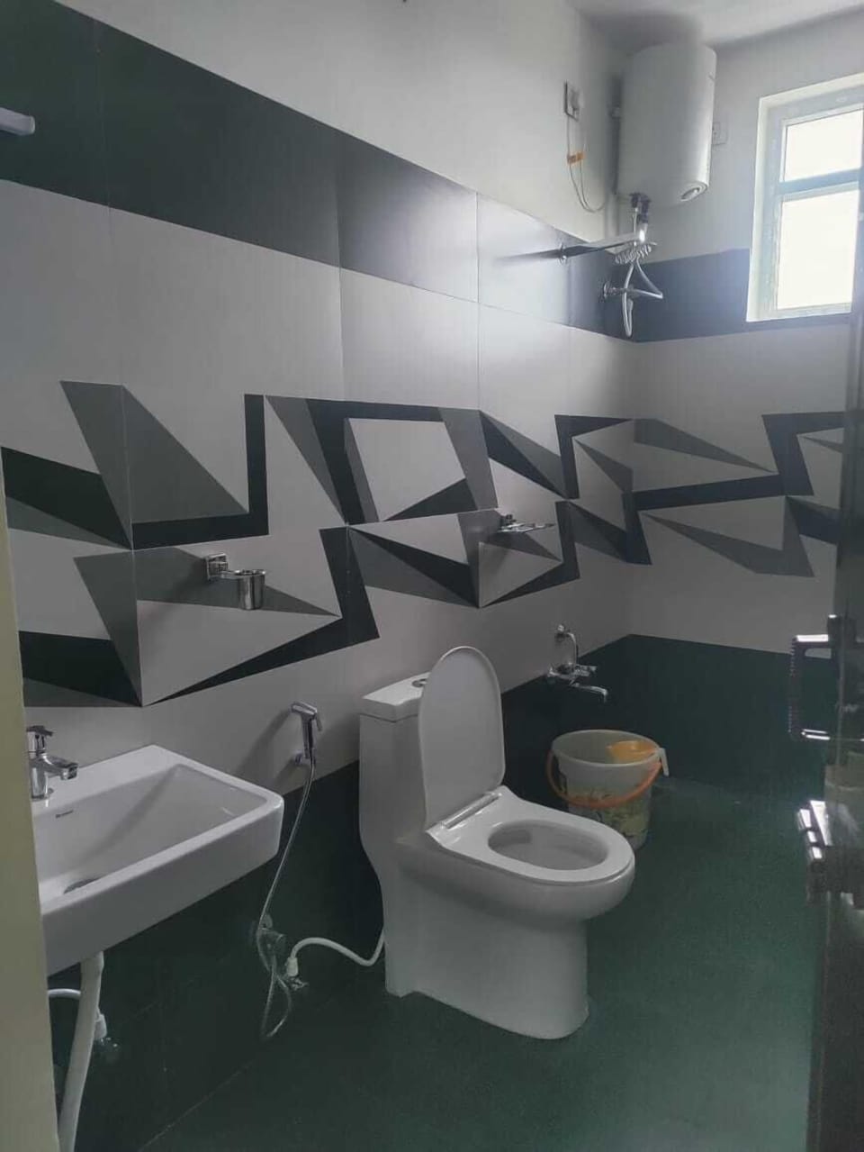 Standard Room | Bathroom | Shower, rainfall showerhead, towels, soap
