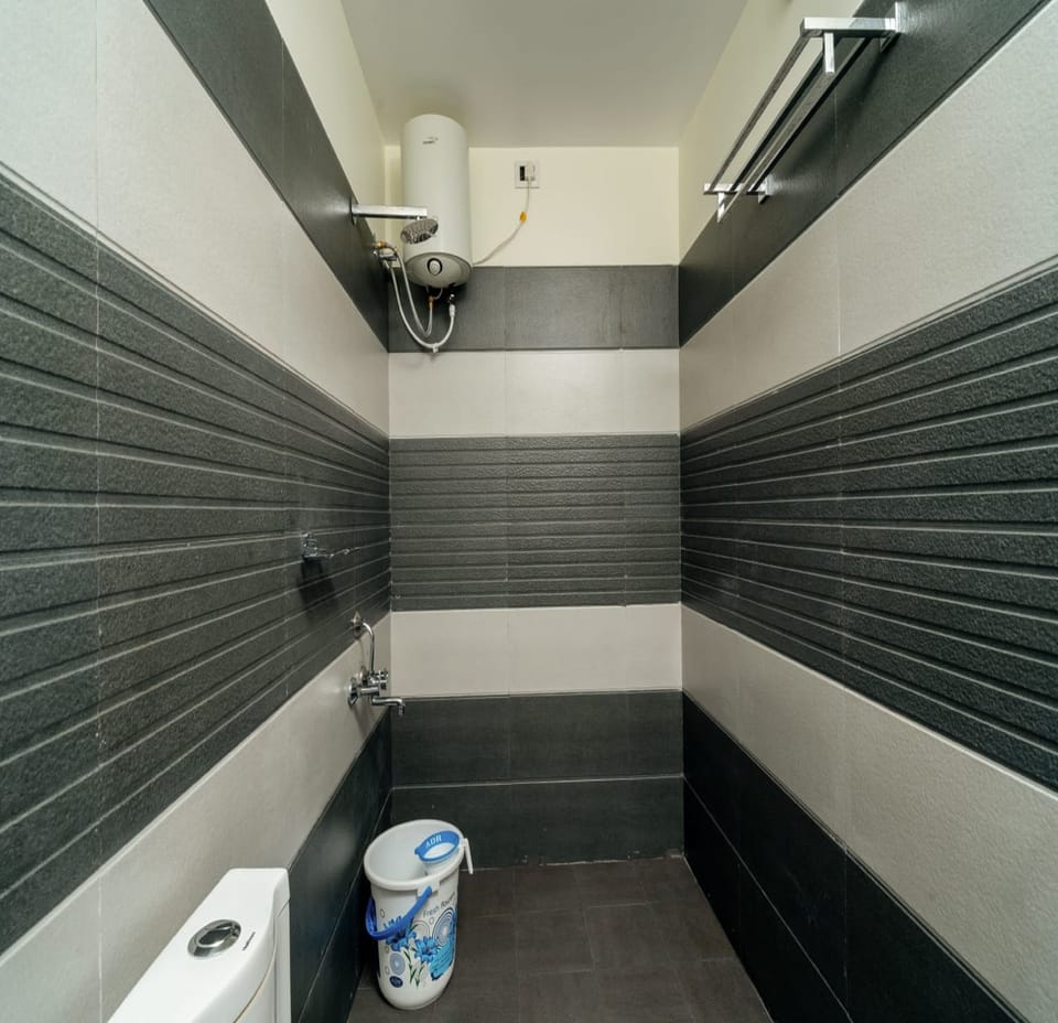 Suite | Bathroom | Shower, rainfall showerhead, towels, soap