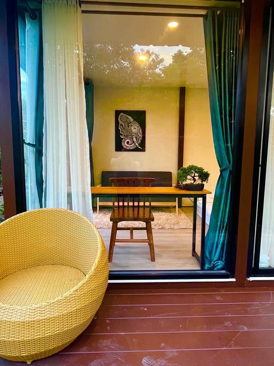 Single Room, River View | Living area