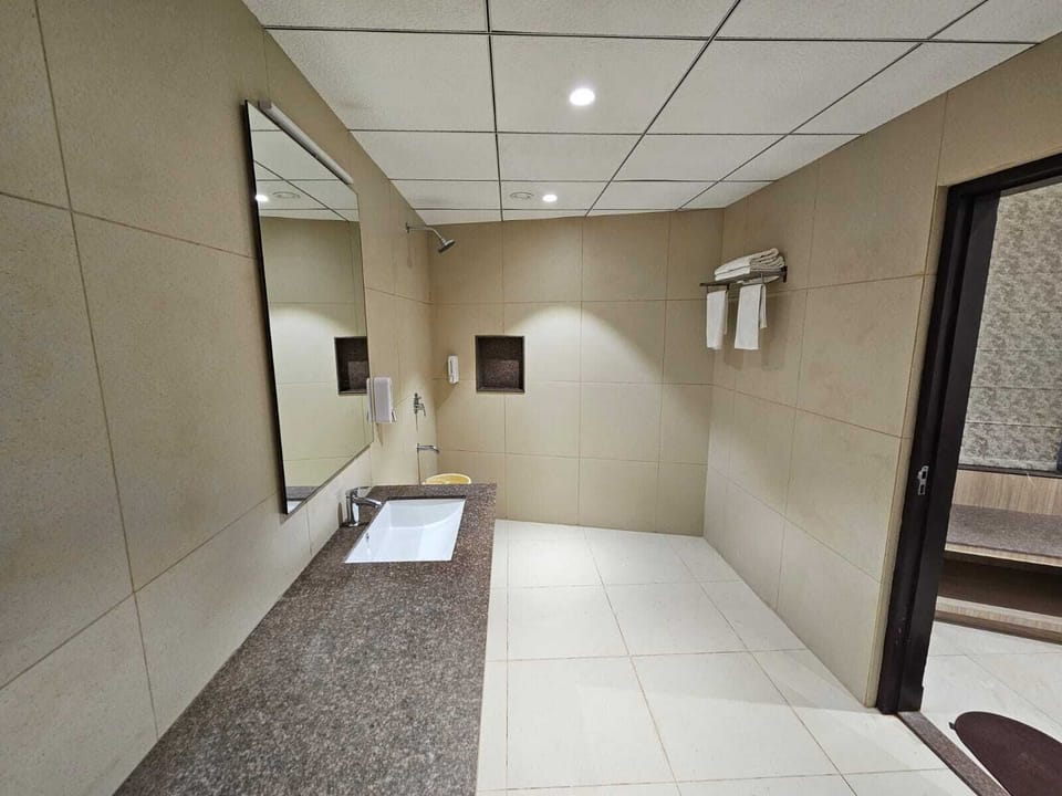 Deluxe Room | Bathroom | Shower, towels, soap, shampoo