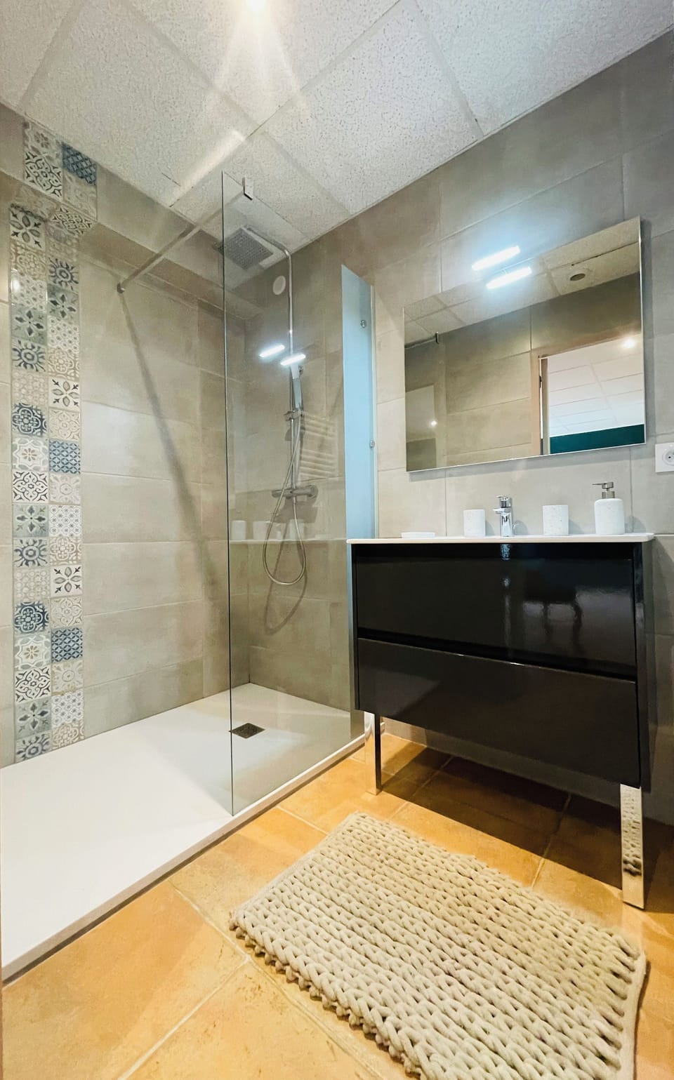 Room with view on parc Domaine Jeanne de Laval | Bathroom | Hair dryer, soap, shampoo, toilet paper