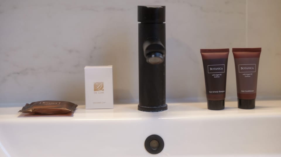 Comfort Room, 1 Double Bed, Ensuite | Bathroom | Shower, hair dryer, bidet, towels