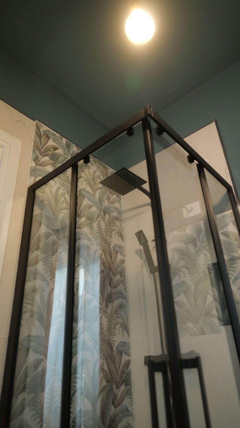 Comfort Room, 1 Double Bed, Ensuite | Bathroom | Shower, hair dryer, bidet, towels