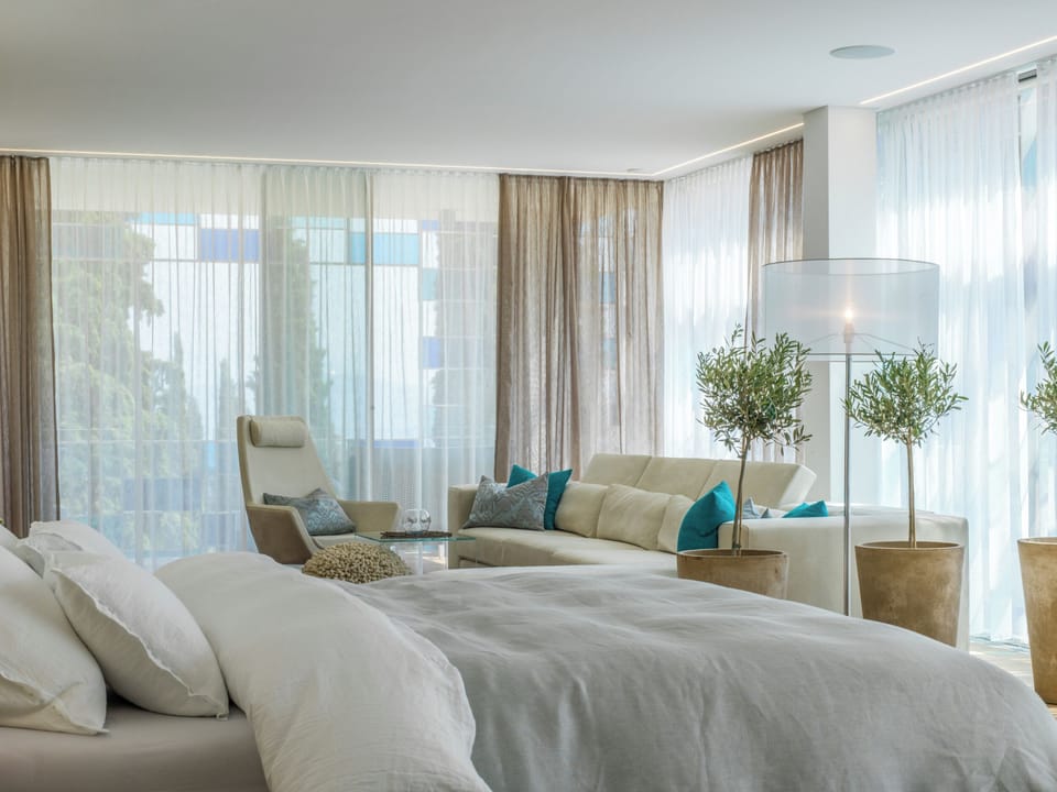 Premium Suite | In-room safe, desk, soundproofing, WiFi (free)