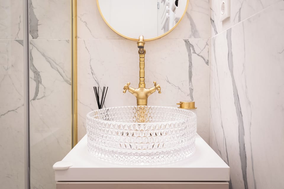 Superior Double Room | Bathroom | Shower, rainfall showerhead, hair dryer, towels