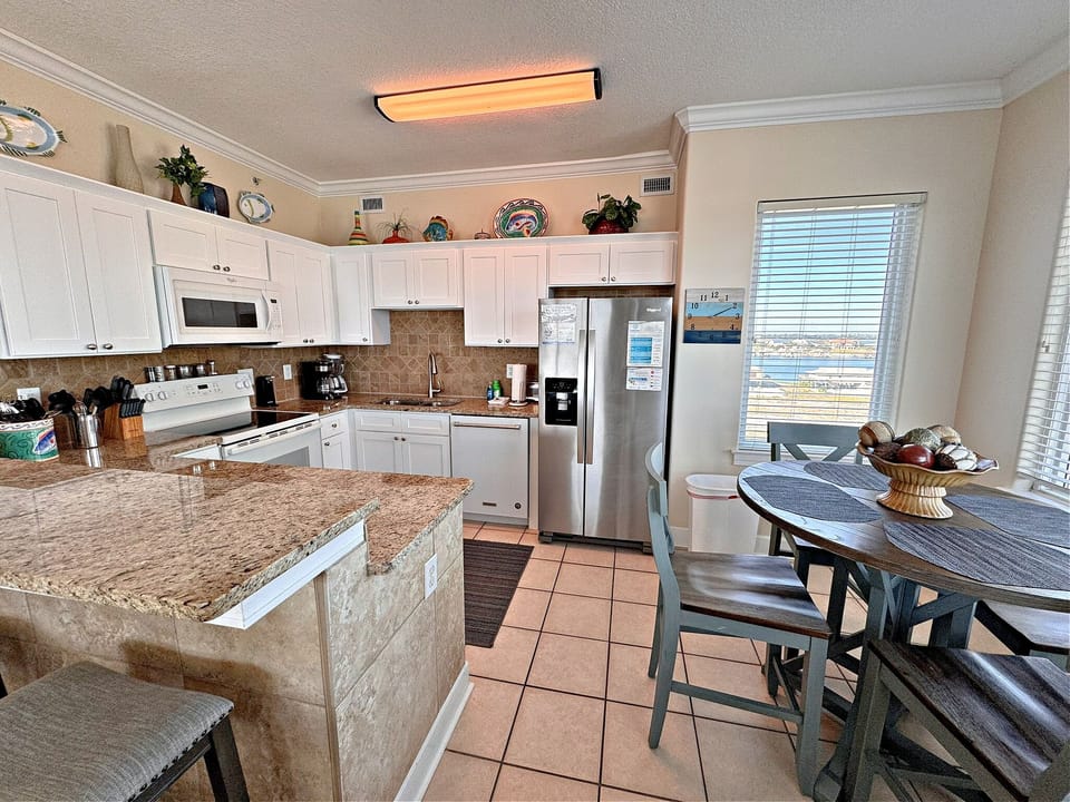 Condo, Multiple Beds, Hot Tub (Regency Isle 501) | Private kitchen