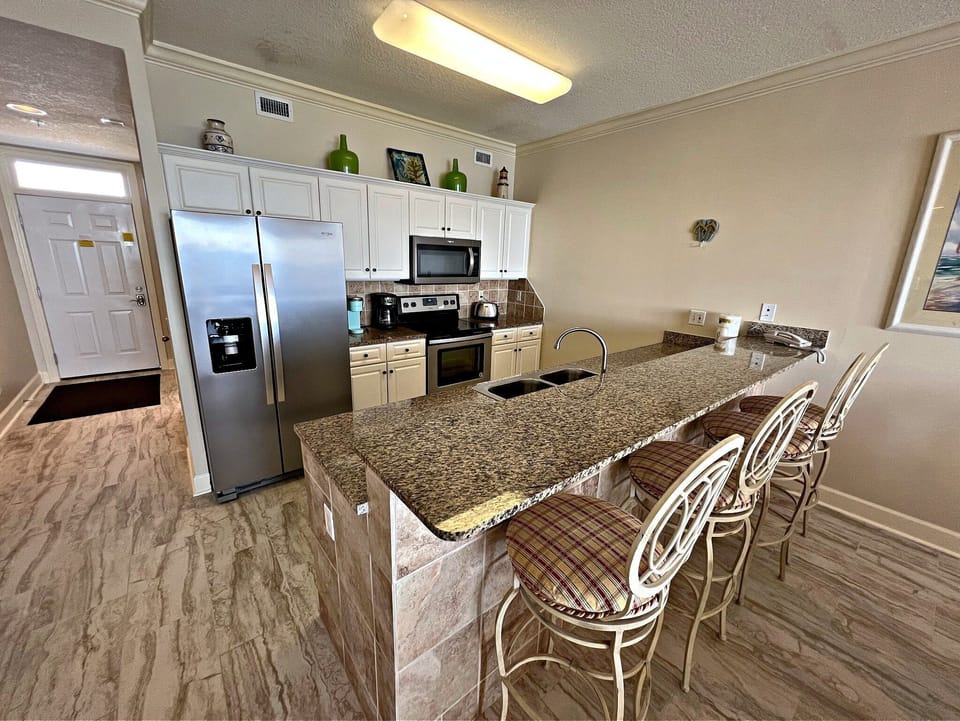 Condo, Multiple Beds, Hot Tub (Regency Isle 703) | Private kitchen