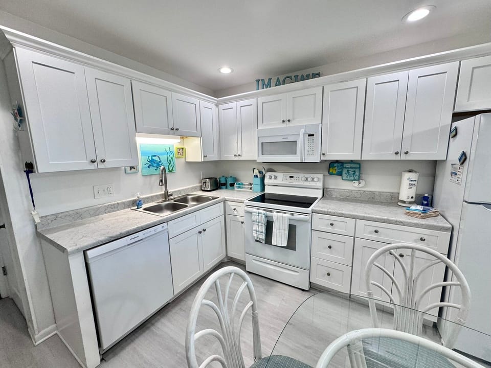 House, Multiple Beds, Balcony, Ocean View (Gulf Shores Plantation 1305) | Private kitchen