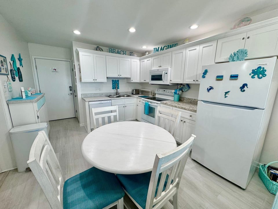 House, Multiple Beds, Balcony, Ocean View (Gulf Shores Plantation 1304) | Private kitchen