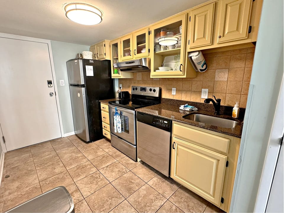 Condo, 2 Queen Beds, Balcony, Pool View (Gulf Shores Surf & Racquet Club 306B) | Private kitchen