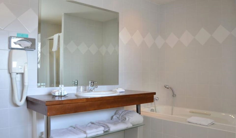 Superior Double Room, 1 Queen Bed | Bathroom | Free toiletries, hair dryer, bathrobes, towels
