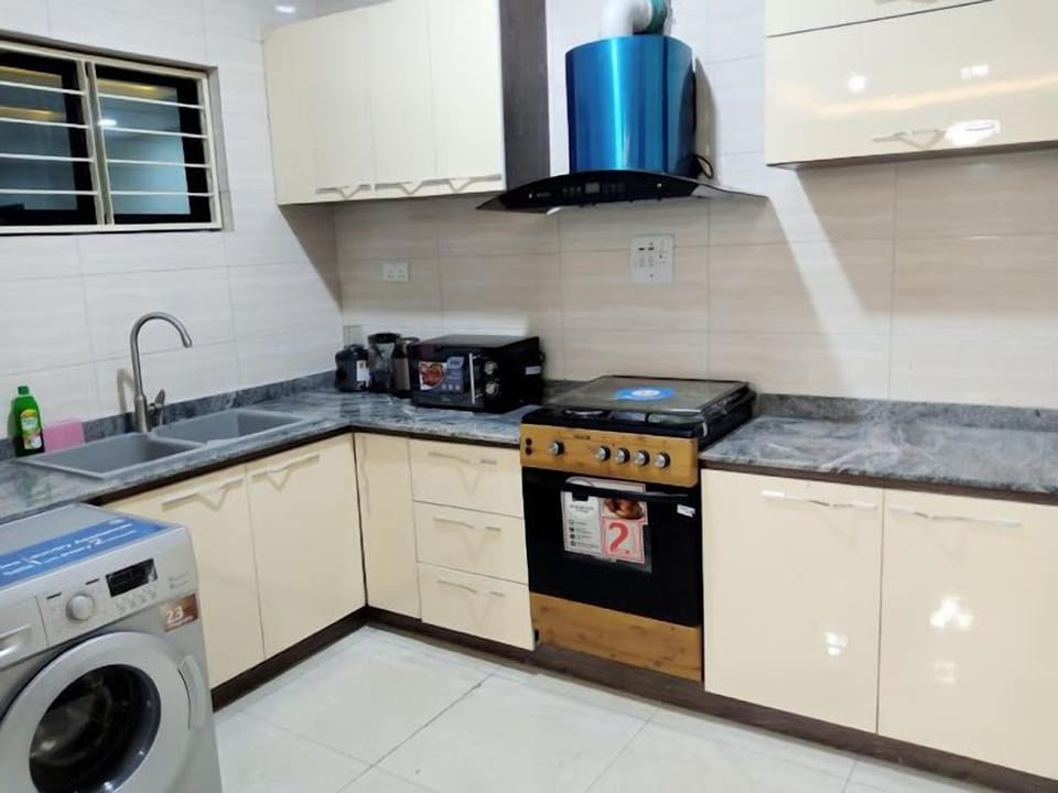 Family Room, Balcony, City View | Private kitchen | Fridge, microwave, oven, stovetop