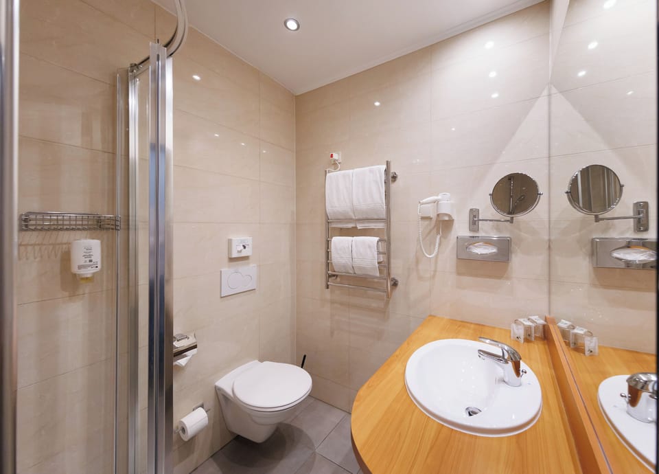 Shower, free toiletries, hair dryer, towels