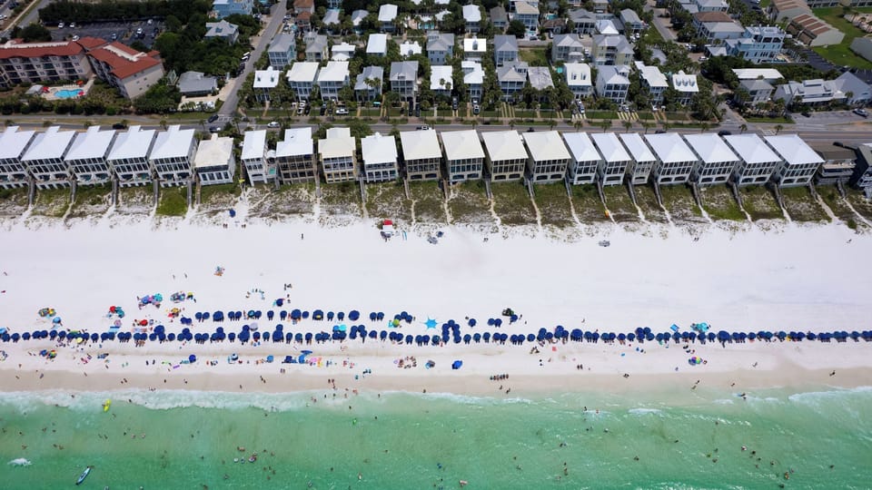 Destin Dream by Avantstay 2-story Home, Walk to Beach Cottage in Miramar Beach