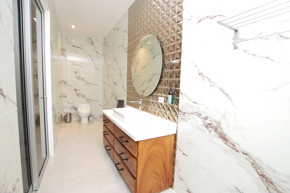 Executive Suite | Bathroom | Shower, rainfall showerhead, towels, soap