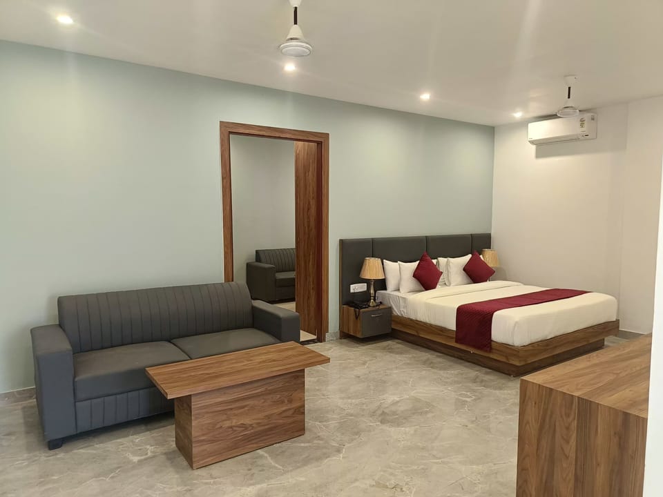 White Tulip | In-room safe, laptop workspace, soundproofing, iron/ironing board
