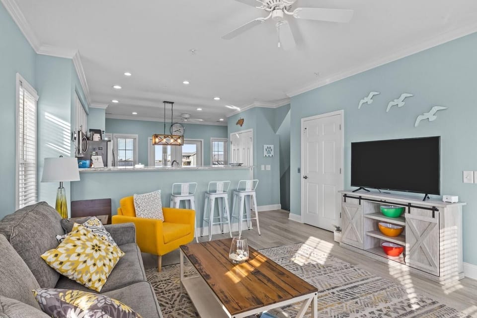 Condo, 4 Bedrooms | Living area | Smart TV