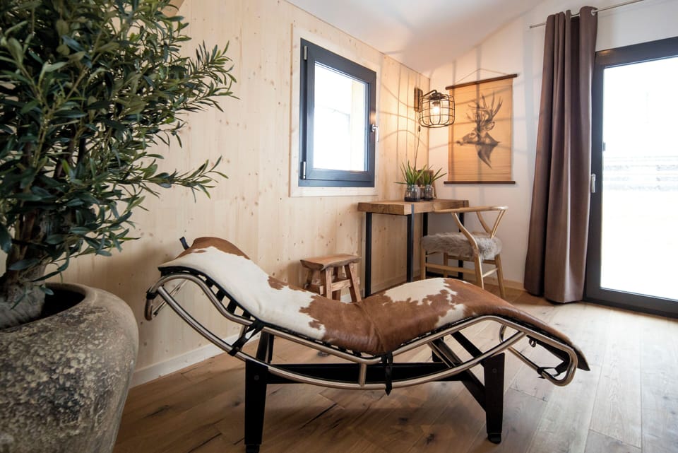 Premium Chalet # 01 mit IR-Sauna & Whirlpool außen | Living area | 50-inch TV with satellite channels, fireplace
