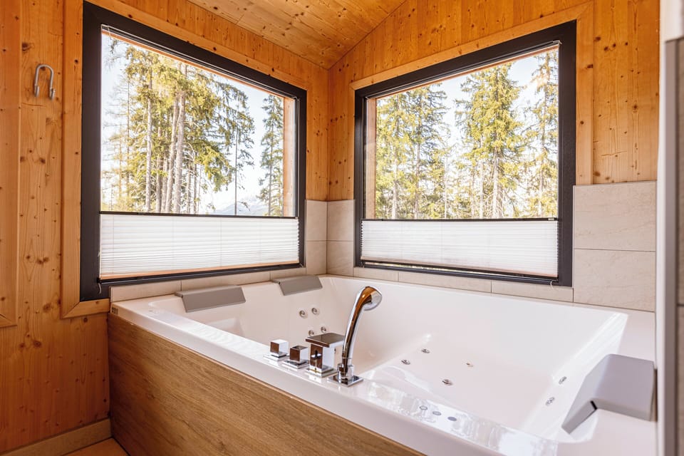 Superior Chalet # 05 mit Sauna & Whirlwanne innen | Bathroom | Separate tub and shower, hair dryer, towels, soap
