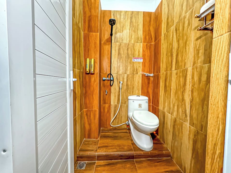 Deluxe Room | Bathroom | Shower, rainfall showerhead, free toiletries, towels